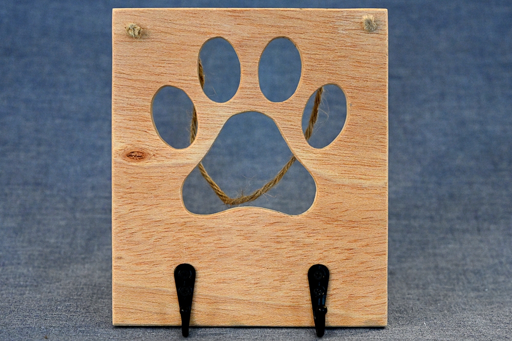 Porte "quelque chose" patte de chat