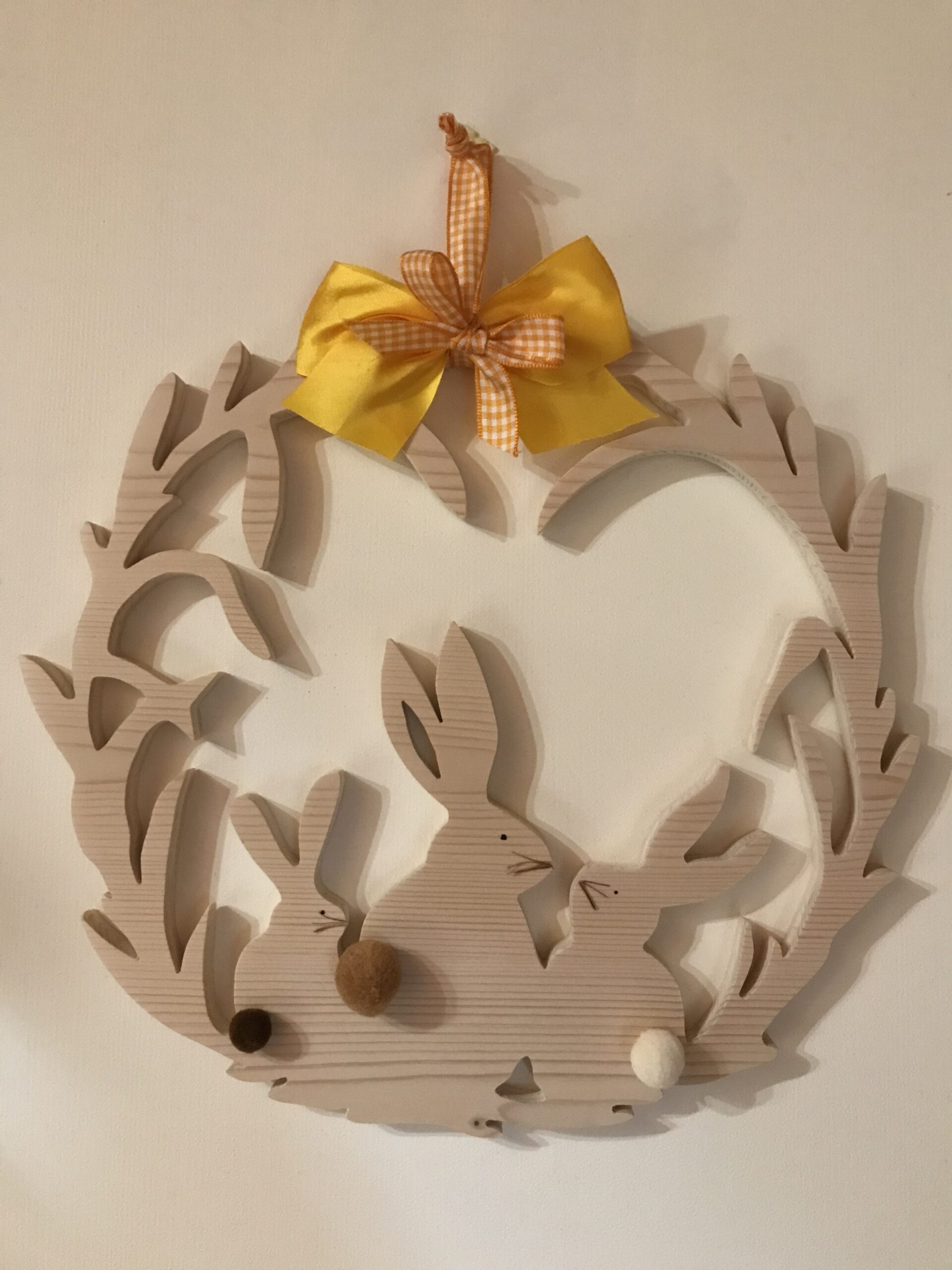 jolie couronne à suspendre à votre porte ou sur un mur ,pour vos décorations de Pâques