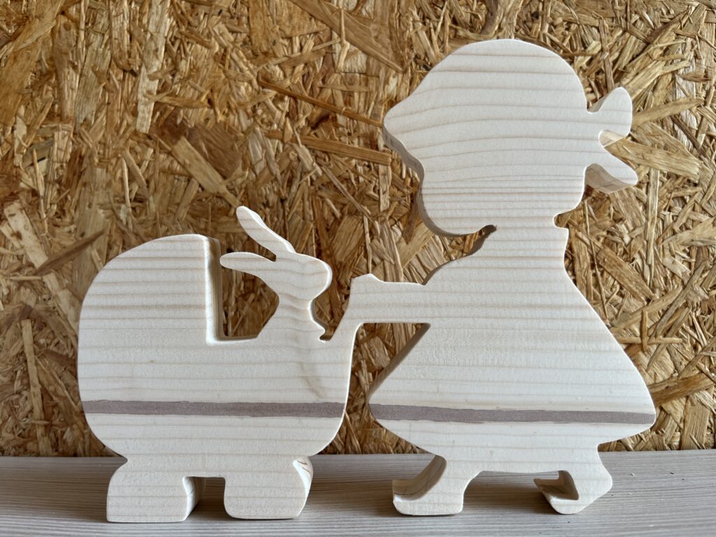 petite fille avec son landau