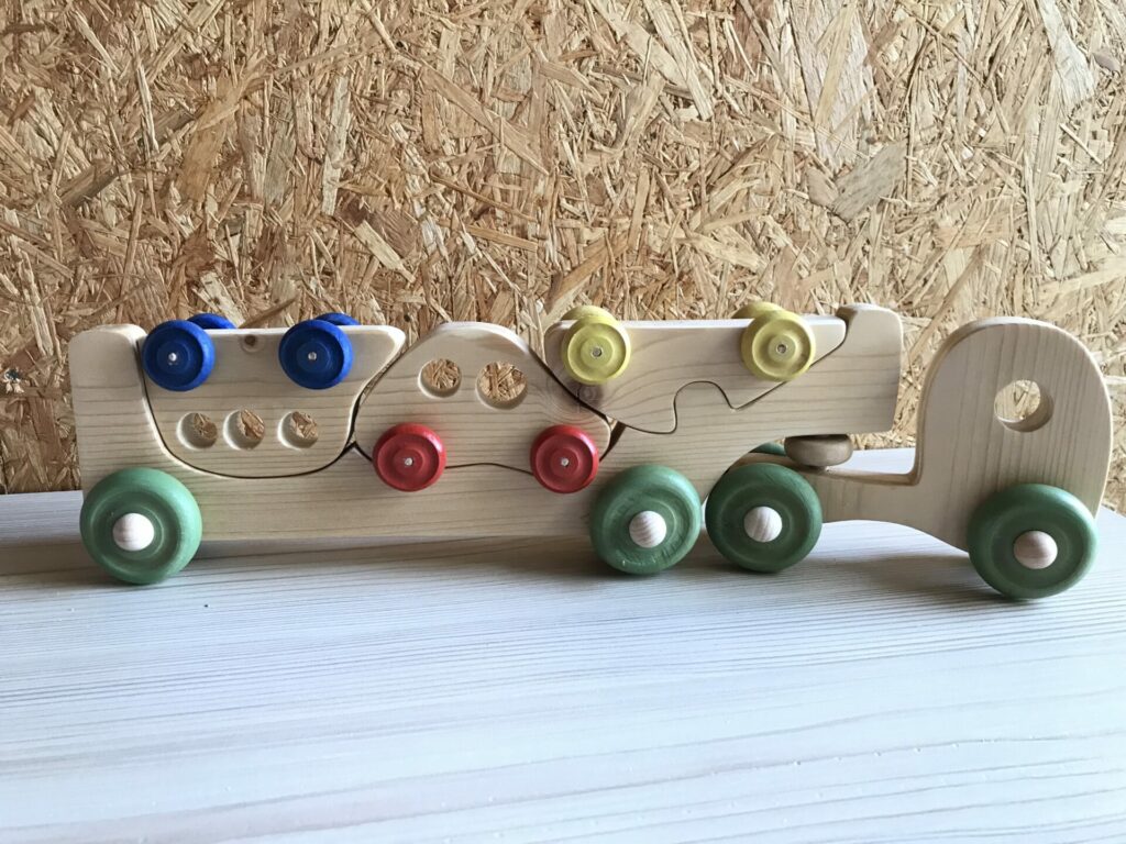 Camion avec voitures sur remorque