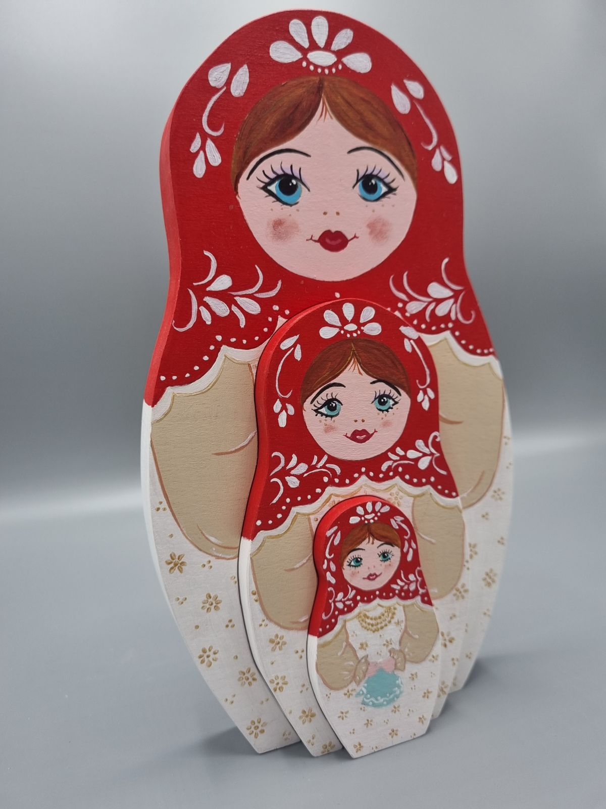Poupées russes encastrables peintes à la main